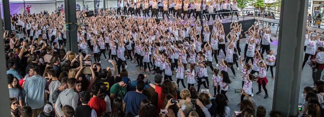 Els alumnes del Dance Me trepitgen fort l’escenari de plaça Catalunya amb l’espectacle Hello Fires